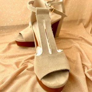 Simply fierce KENNETH COLE suede wedge!